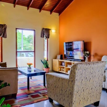 Iona'S Home: Vibrant 2Bedroom Home Near Willemstad Kültér fotó